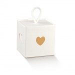 Cubo em cartão branco com recorte coração