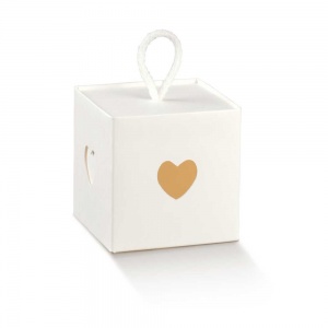 Cubo em cartão branco com recorte coração