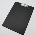 Prancheta para A4 revestida a PVC. Cor: Preto.