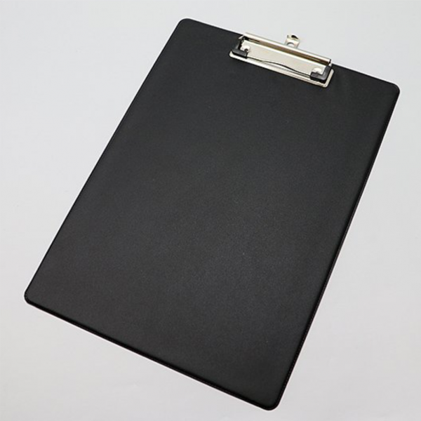 Prancheta para A4 revestida a PVC. Cor: Preto.